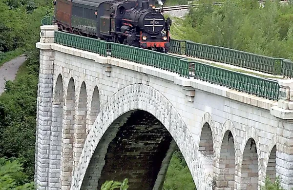 Del načela sonaravnega razvoja alpskih mest je tudi trajnostna mobilnost,    
h kateri bistveno prispevajo vlaki.   Muzejski poleg tega   vabijo še  turiste.