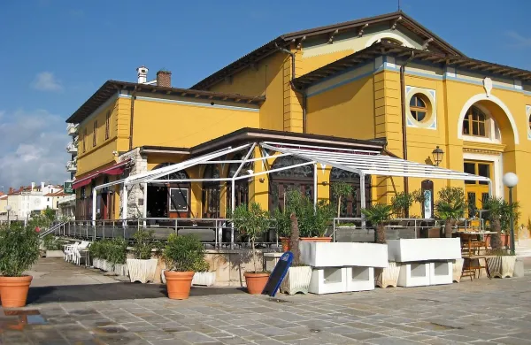 Cafe Teater naj bi vrata odprl najpozneje čez tri mesece.