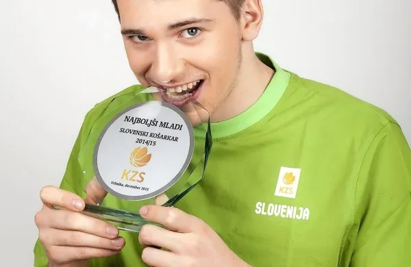 Luka Dončić je konec minulega leta prejel priznanje za 
najboljšega mladega slovenskega košarkarja.
