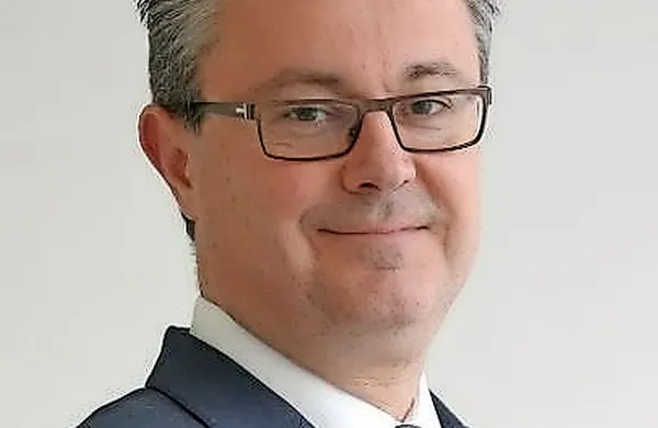 Mandatar za sestavo nove hrvaške vlade Tihomir Orešković 
je dejal, da se je pri kandidatih za ministre odločil za “zdravo 
mešanico” mladih in novih ljudi iz poslovnega sveta, akademske skupnosti in javnega sektorja.  