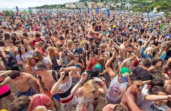 Koprsko okrožno sodišče je pred časom uvedlo preiskavo 
zaradi suma, da sta reševalca iz vode junija lani na portoroški 
plaži posilila pijano 17-letnico.