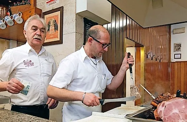 Ena od obveznih kulinaričnih tržaških postojank je bife Da 
Pepi v bližini trga Borza, kjer že več desetletij strežejo odlične 
mesne dobrote, med katerimi prednjačijo svinjski izdelki. 
