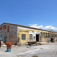 Del proizvodnega kompleksa Alukomna v stečaju, ki bo v 
torek naprodaj na javni dražbi. 