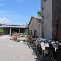  Del proizvodnega kompleksa Alukomna v stečaju, ki bo v torek naprodaj na javni dražbi. Zanj 
se zanima že ducat komenskih in zamejskih podjetnikov.