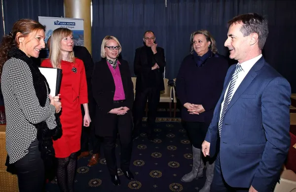  Na fotografiji: Bojan Babič (desno), v Luki Koper zadolžen za 
potniški terminal, ter predsednica upravnega odbora Med 
Cruise  Carla Salvado' (levo v ospredju)  iz Barcelone v družbi 
s predstavnicami koprske občine in turističnega združenja, 
kjer veliko stavijo na  turizem potniških križarjenj.