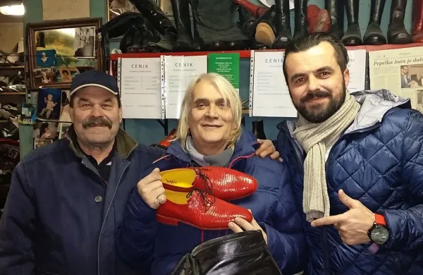 Slavni srbski pevec Bora Đorđević z novimi čevlji iz ribje kože, 
ki sta mu jih izdelala koprska čevljarja   Husein Šakovič in 
njegov sin Samir.  