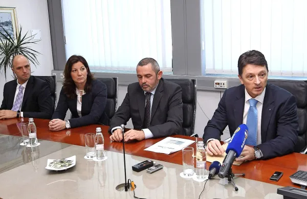 Uprava Luke Koper (z desne): predsednik uprave Drago 
Matič, člana uprave Andraž Novak in Irena Vincek ter delavski 
direktor Stojan Čepar