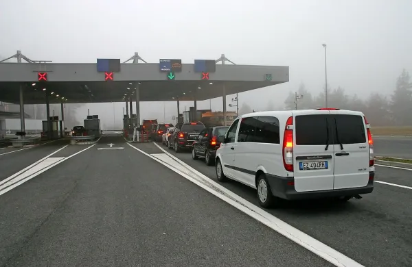 Dodaten policijski nadzor bi imel  podobne ekonomske 
posledice kot uvedba carin, saj povečuje zahtevan čas za 
uvoz in izvoz blaga, opozarjajo na GZS.