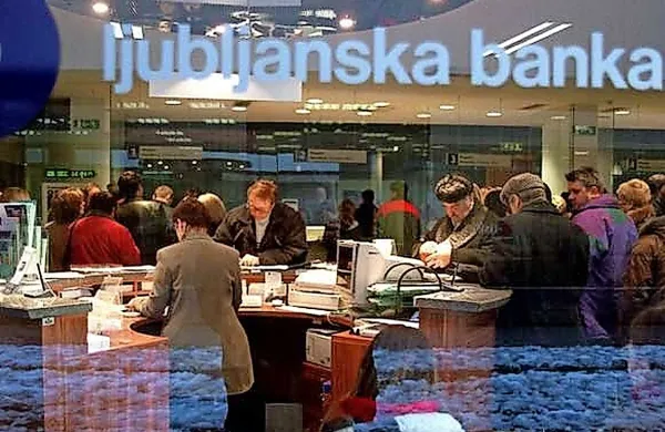 

Zaradi prenesenih deviznih vlog, ki so jih banke  pred več kot 
20 leti izplačale  varčevalcem,  proti LB in NLB poteka vrsta 
postopkov na sodiščih.