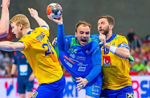Uroš Zorman (z žogo) je razočaran nad izkupičkom slovenske 
reprezentance na evropskem prvenstvu.