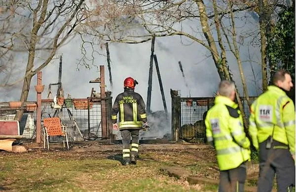 Pri Gropadi je okrog 14. ure odjeknila eksplozija, zaradi katere 
je do tal pogorela lesena vikend hiška.