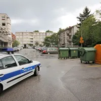  Pred poldrugim letom se je na parkirišču za nebotičnikom 
zgodila tragedija, v kateri je življenje izgubil 33-letni domačin.