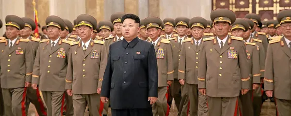 Severnokorejski voditelj Kim Jong Un in njegovi generali.