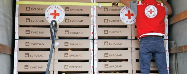 291.000 ali vsak sedmi Slovenec živi pod pragom revščine, 
zato je tudi potreba po pomoči humanitarnih organizacij 
velika.