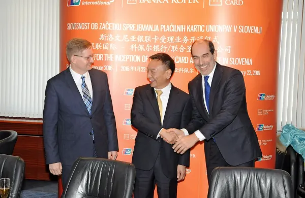 Trojni stisk rok - Zdenek Houser, Shi Wenchao in Giancarlo 
Miranda. 
