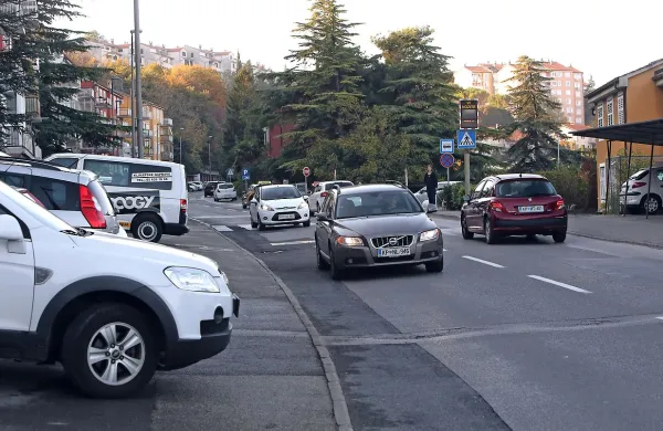 Da je na Cesti čez Markovec tranzitni promet moteč, opozarjajo tudi stanovalci na tem delu 
ceste, ki sodi pod okrilje KS Semedela.