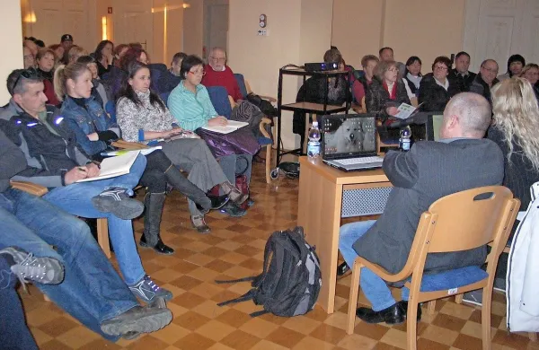 Vprašanja o poslovanju z davčnimi blagajnami so  predavateljema iz FURS postavljali predstavniki društev, ki so 
napolnili dvorano.  