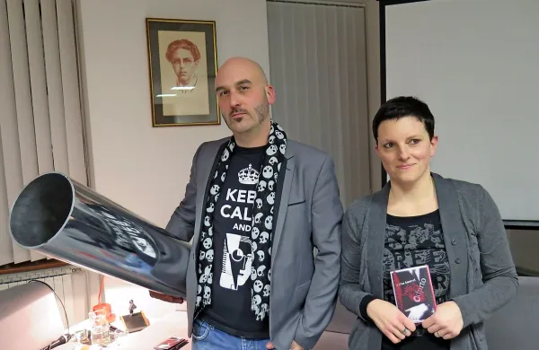 Oblikovalec Simon Kastelic in urednica Mateja Kralj sta 
nanizala že vrsto poklonov Kosovelovemu delu. 