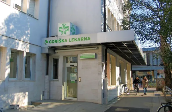 Zdravstveni dom od selitve nujne medicinske pomoči v urgentni center je ponoči, 
med vikendi in prazniki zaprt, dežurna lekarna pa zaenkrat ostaja v Novi Gorici. 

