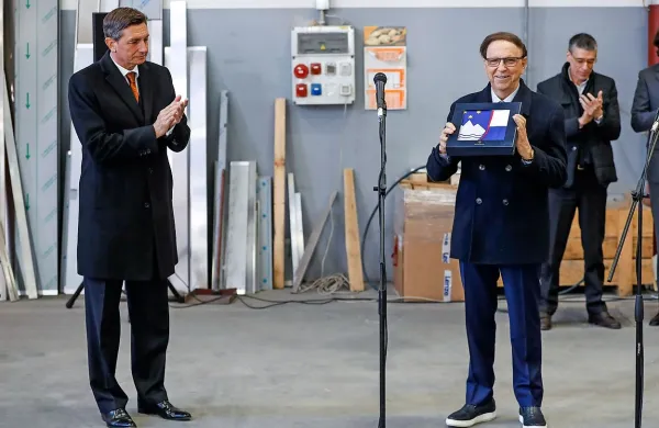 Predsednik republike Borut Pahor se je s hrvaško kolegico 
Kolindo Grabar-Kitarović danes nenapovedano sestal na 
neformalnem delovnem kosilu na gradu Otočec.