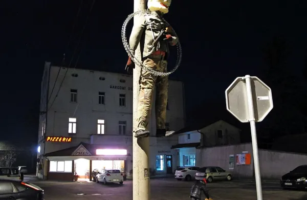 Pustu so gasilci sneli bodečo žico, ki naj bi jo “izmaknil” pri 
Starodu.