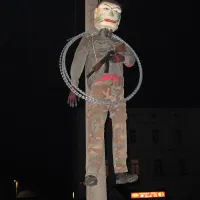 Podgrajci so izdelali nekakšnega terorista, ki mu okrog vratu 
visi bodeča žica. Krajanom so policisti naročili, naj lutko 
odstranijo.