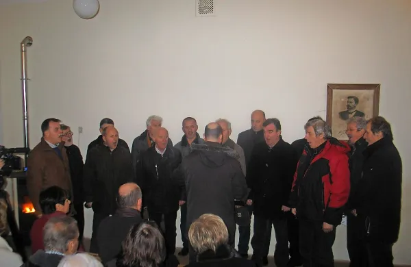 Dragotinu Ketteju v čast so zapeli člani moškega pevskega 
zbora, ki nosi pesnikovo ime.