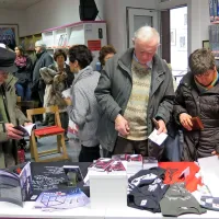 Po srečanju je veliko obiskovalcev kupilo zbirko izbranih 
pesmi.
