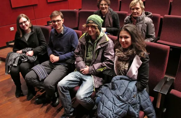 S Tolstojem in Lainščkom se v tem šolskem letu intenzivno družijo tudi profesorici slovenščine 
Ines Cergol (v drugi vrsti levo) in Lilijana Gustinčič Furlan ter gimnazijci (z leve) Iva, Andraž, 
Kevin in Ylenia. 