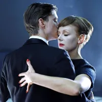 V novi uprizoritvi ljubljanske Drame, ki jo je na oder postavil Dušan Jovanović, Ano Karenino 
po desetih letih spet igra  Polona Juh, Vronskega pa tokrat upodobi Klemen Janežič.  