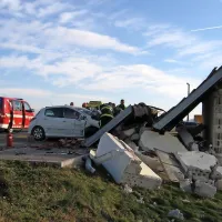Ob 14.25 sta na cesti  pri naselju Selce trčili   osebni vozili. Po 
načih informacijah se je ena oseba lažje poškodovala, 
uničena pa je avtobusna čakalnica.