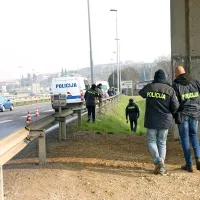 Kriminalisti ob hitri cesti v Kopru preiskujejo poskus uboja in 
iščejo predmete, povezane s  kaznivim  dejanjem.