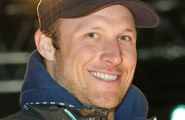 Norveški smučarski as Aksel Lund Svindal je v bolnišnici v 
Innsbrucku uspešno prestal operacijo po težki poškodbi 
desnega kolena in dobre volje čaka na povratek v domovino, 
kjer bo nadaljeval z rehabilitacijo. 