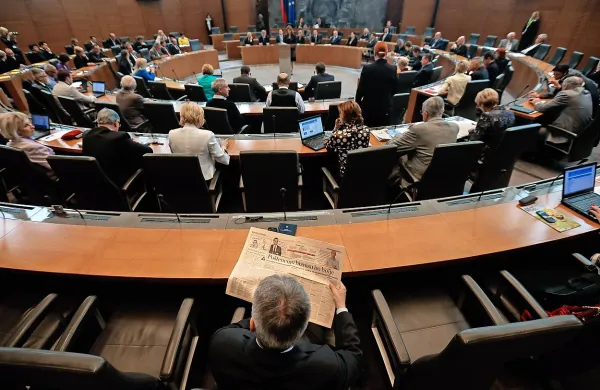  Bližnje fotografiranje oziroma snemanje gradiv na klopeh in 
mizah poslancev je prepovedano.
