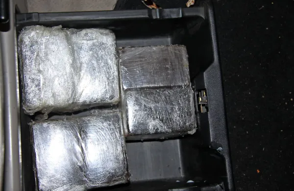 Italijanski voznik je pod sovoznikovim sedežem prevažal omote, v katerih je bilo 
4,7 kilograma hašiša. 