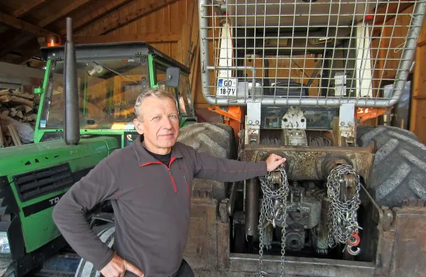 Vladimir Tomšič iz Knežaka ob svoji “mrcini” - traktorju, s katerim vleče les iz gozda. Za  skrbno 
gospodarjenje je  prejel priznanje Zavoda za gozdove Slovenije.