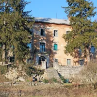 V neposredni bližini obnovljenega hleva v Ravnah, ki je v lasti 
Kobilarne Lipica, leži nekdanji dvorec Ravne, ki bi ga želela 
občina skupaj z zasebnikom obnoviti.