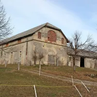 “Velika želja Kobilarne Lipica je, da bi lahko lipicance zopet 
uhlevili na mestih, kjer so zgodovinsko bili,” pravi prvi mož 
kobilarne Boštjan Bizjak. Ob  posestvu Škule (na fotografiji) 
ima Lipica okrog 20 hektarjev zemljišč.  