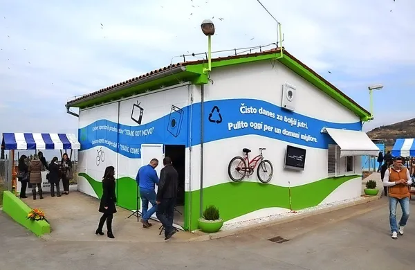 V zadnjem času se je namreč pri več socialno ogroženih 
družinah v izolski občini pojavila potreba po notranji opremi. 
Potrebujejo predvsem kavče ali fotelje, mize, stole, kuhinjske 
elemente ...