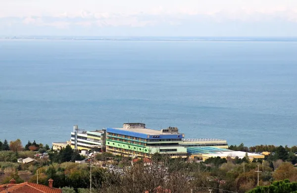 Najkasneje marca bodo bolniki in obiskovalci v bolnišnico vstopali na južni strani,  dosedanji vhod bo namenjen le novi urgenci 
in zaposlenim.
