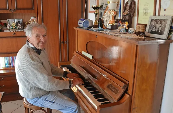           Jožko Ušaj se pri  črno-belih tipkah tudi pri več kot osemdesetih  letih dobro znajde.