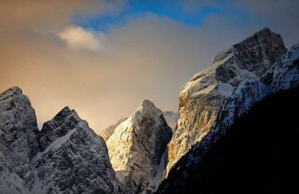 Na višje ležečih merilnih postajah so temperature že zjutraj 
presegle 12 stopinj Celzija, meteorologi pa so na nadmorski 
višini med 1000 in 1300 metri zabeležili skoraj 15 stopinj.