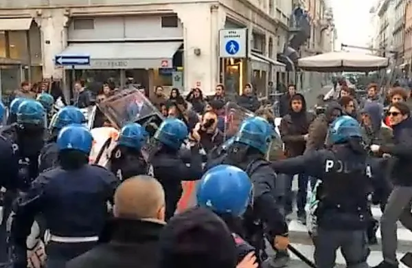 Ob robu današnjega obiska vodje Severne lige Mattea 
Salvinija je v središču Trsta prišlo do spopada med policijo in 
skupino protestnikov.