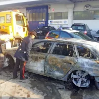V okolici Trevisa med krajema Onè di Fonte in Asolo na 
odmaknjeni lokaciji v bližini potoka so policisti našli zažgan 
rumeni audi.