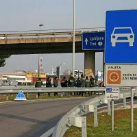 Čeprav so jim pri zavarovanju ceste pomagali tudi Darsovci, 
včeraj v Kopru niso kontrolirali vinjet.