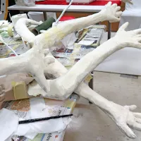 Detajl iz še včeraj nastajajoče skulpture.