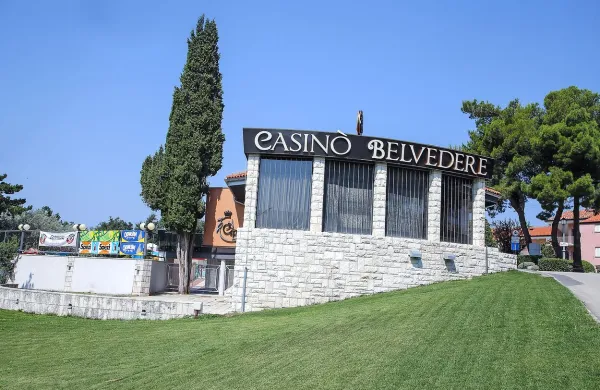  Ko je casino   1. februarja lani zaprl vrata, je bilo po Tabakovićevih besedah     dvanajst  zaposlenih in 20 študentov. 
Stečaj je dočakalo pet zaposlenih in ti so  prijavili terjatve.