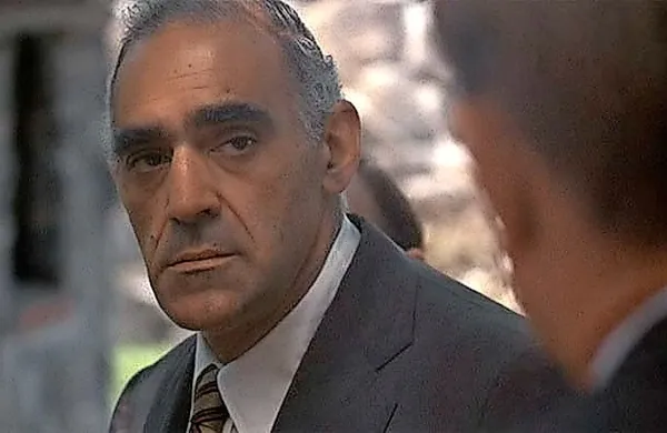 V New Jerseyju je v 95. letu starosti umrl igralec Abe Vigoda, 
ki je zaslovel kot zahrbtni Sal Tessio v prvem delu Botra 
režiserja Francisa Forda Coppole.