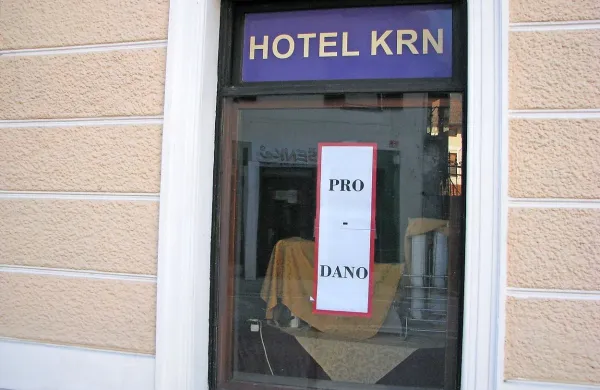 Mikolič ne razkriva, kdo je novi lastnik hotela. Zato Tolminci 
ugibajo, ali je hotel res prodan. 