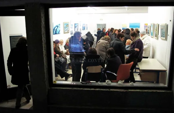 Na petkovi otvoritvi novega razstavišča je bilo komaj dovolj prostora  za vse  ljubiteljske 
ustvarjalce,  ki se srečujejo v  društvu Pristan.